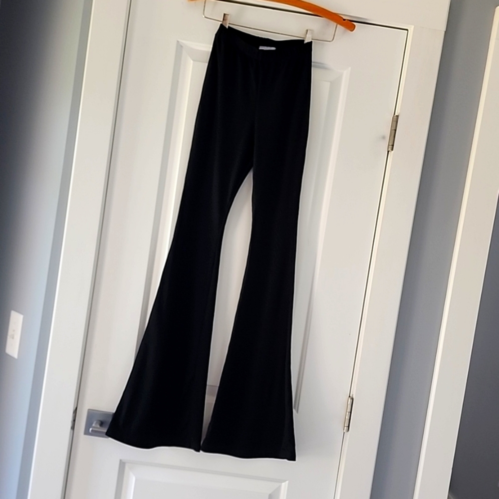Boyed black, ribbed, flare leg legging!